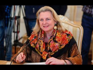 Сергей Лавров подарил Главе МИД Австрии Карин Кнайсль павловопосдаскую шаль