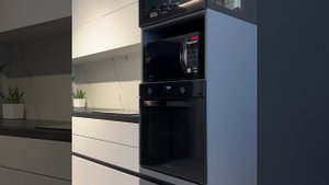 Современная кухня с подсветкой и большим холодильником