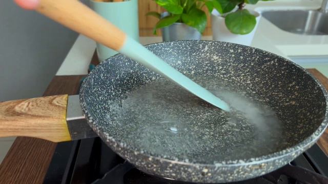 Easy and cheap to make dessert! If you haven't tried this sweet balls, you should! смотреть онлайн