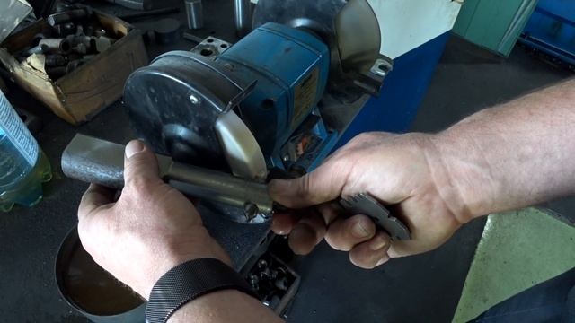 Как я затачиваю резцы. Резец для трапеции из центровки. Полный процесс. смотреть онлайн