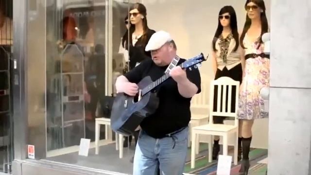 Уличный музыкант с гитарой и мощным голосом. Dave Stewart - Zombie (The Cranberries Song Cover) смотреть онлайн