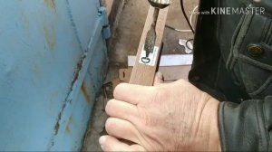 Установка дверей в дверную коробку( лутку). Навешиваем завесы и вставляем замок - защёлка.