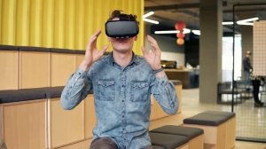 Привлекательный молодой человек надевает vr-гарнитуру. #shorts