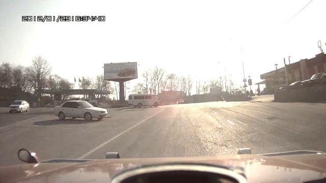 Олень на белом корче, не уступает дорогу. смотреть онлайн