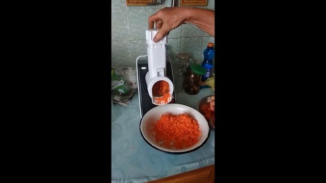Мясорубка BOSCH MFW3640A в действии. Насадка терка крупная. смотреть онлайн