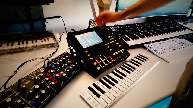 Sunday Track 001 (Mpc One | Novation Summit | Behringer Model D) смотреть онлайн