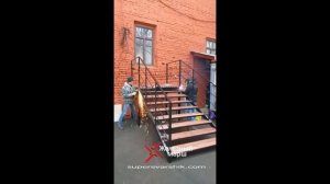Монтаж металлического крыльца с деревянными ступенями