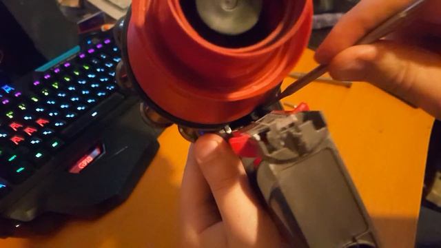 Разбираем и чистим пылесос dyson смотреть онлайн