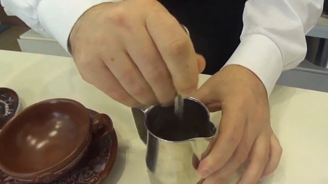 Приготовление горячего шоколада на паровом кране эспрессо кофе  машины.