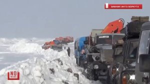 Вездеход Бурлак едет по зимнику, где застряли десятки машин