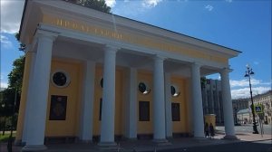Сад-партер Смольного в Санкт-Петербурге. Уютный парк с фонтанами и сакурой. Петербург исторический
