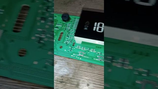 Стиральная машина Hotpoint Ariston не включается. Ремонт модуля индикации смотреть онлайн