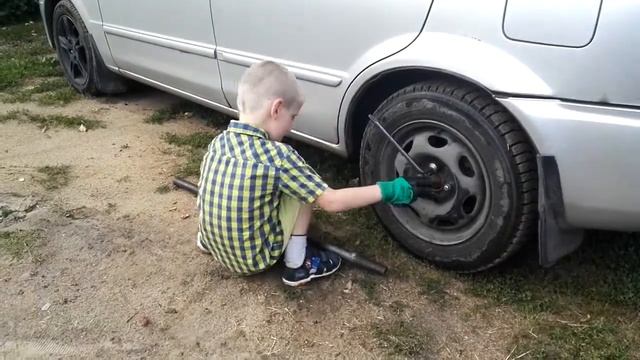 Помогаю папе заменить колесо. Ремонт машины. Время с пользой. Детский канал для мальчишек. смотреть онлайн