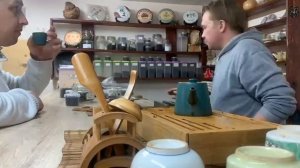 В ЧАЙНОЙ, угощаю гостей