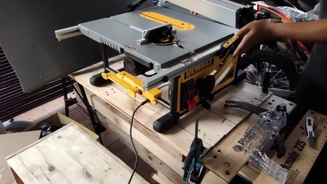 DEWALT DWE7492 Table Saw