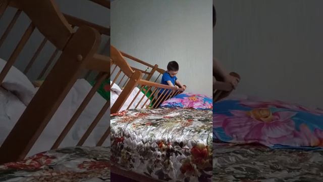 Как Богдан сбегает с кроватки 🤣🤣🤣 смотреть онлайн