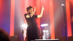 Arielle Dombasle and the Hillbilly Moon Explosion à la Cigale Chick habit