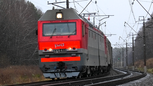 2ЭС6-411 "Синара" с грузовым поездом и приветливой бригадой