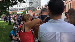 Александровский сад. Очередь в кремль через Кутафью башню Москосвского Кремля 4k