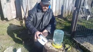 Поилки для пчел с соленой водой.