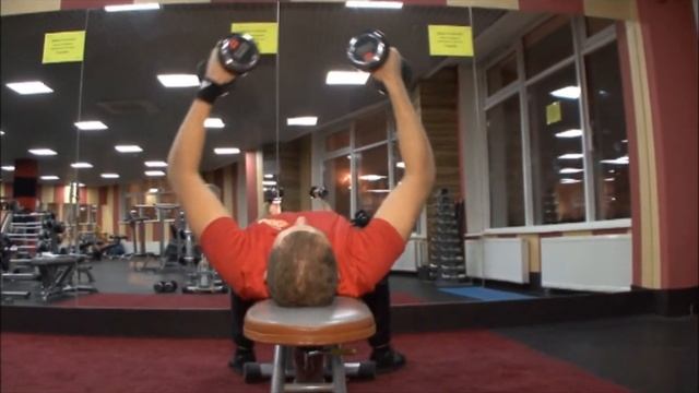 Разведение рук лёжа c гантелями тренировка груди смотреть онлайн