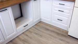 Большая белая кухня в скандинавском стиле