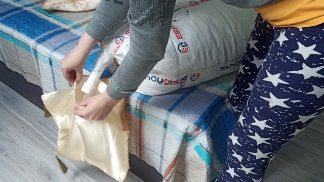 Беларусь | Как насыпать шарики пенопласта в подушку? | Яна готовит "осьминожки" смотреть онлайн