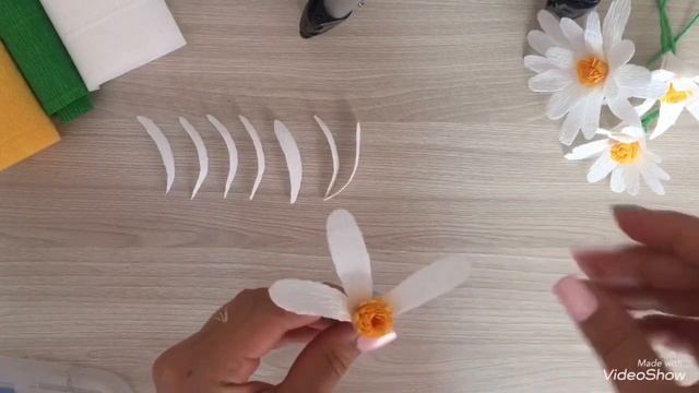 Цветы из гофрированной бумаги. Ромашки из бумаги. flores de peper crepe смотреть онлайн