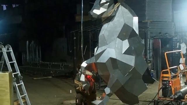 Полигональные фигуры из металла. Металлический бык.