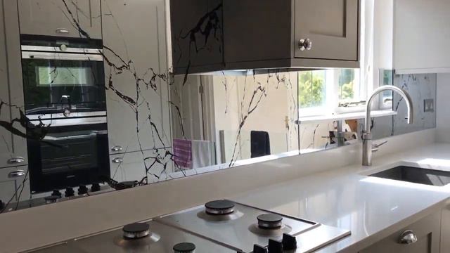 Новинка от oskinali.by. Стеклянный фартук для кухни. Чёрные мраморные прожилки на зеркальном фоне.
