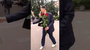 Пранк дарим не знакомым девушкам цветы на улице) СПБ