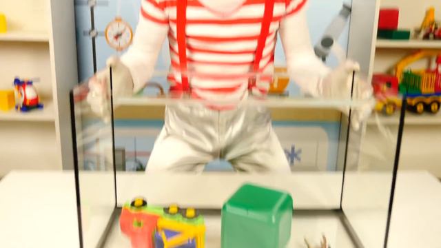 Видео для малышей про игрушки: Клоун на прогулке! Играем в машинки