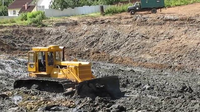 Бульдозер болотник и Драглайн чистят пруд. The Bulldozer Wading And Dragline Clean The Pond.