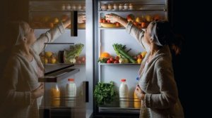 Можно ли ставить горячее в холодильник ?