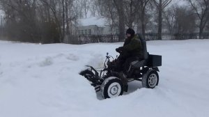 самодельный мини трактор  уборка снега