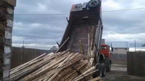 Разгрузка горбыля в Сотниково