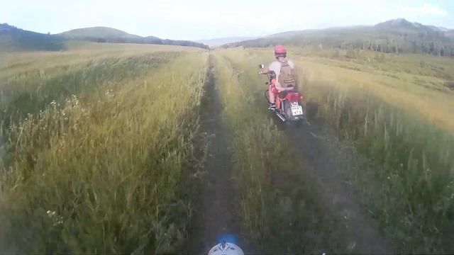 ПОКАТУШКИ НА МОТО ПО СЕЛУХЕ С ПАЦАНАМИ | Иж Юпитер 3, Юпитер 5, Планета 4. смотреть онлайн