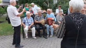 Танцы под гармонь в парке Гомеля.