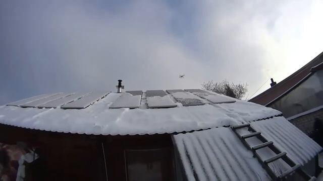 Очистка солнечных панелей от снега с помощью квадрокоптера Phantom смотреть онлайн