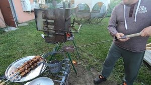 Шашлык на вертикальном мангале с электроприводом. Barbecue on a vertical grill with electric drive.