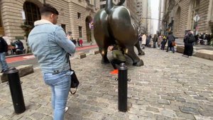 Бронзовый бык на Уолл-стрит