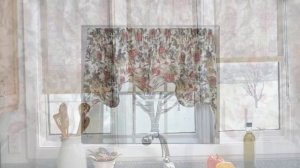 Как обустроить окно на кухне. Идеи оформления окна короткими шторами