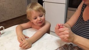 Как дети делают зарядку, кушают сосиски и орехи и целуют новорожденного