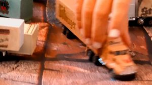 Распаковка грузовиков. Данил и Мило распаковывают коробку с грузовиками Распаковка машинки для дете