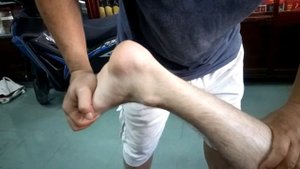 Как расслабить мышцы ног? Обучающее видео от доктора Ли для самостоятельного выполнения дома.