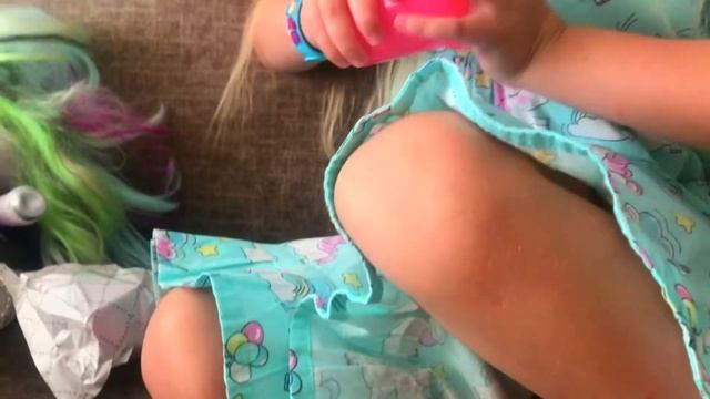 Ариша распаковывает Пупси сюрпрайз юникорн .Arisha unpacking Poopsie surprise unicorn смотреть онлайн