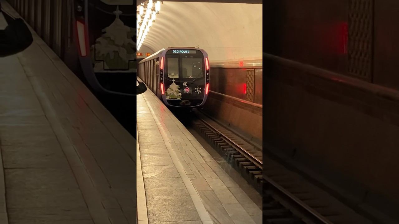Новогодний поезд метро Москва 2020, снято 3 марта 2024