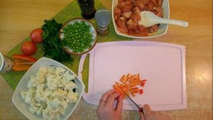 Цветная капуста с куриным филе и овощами