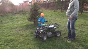Ребёнок 2.8 лет на бензиновом квадроцикле Avantis Hunter mini 49cc 2т