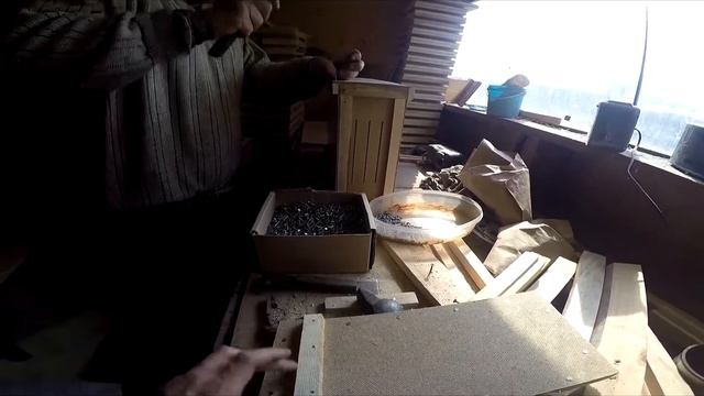 Как сделать пчелопакет? Делаем ящик для перевозки пчел. Пчеловодные движения часть 1. смотреть онлайн